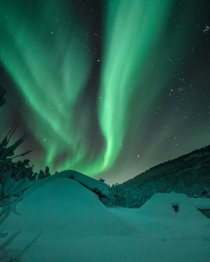 Auroras boreales sobre un paisaje nevado