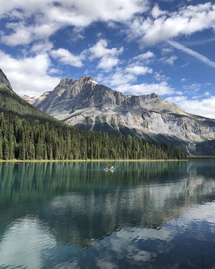 Lago y montañas en Canadá