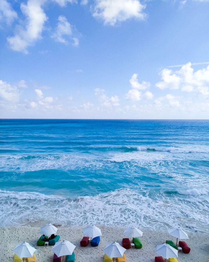 Playa de arena blanca y mar turquesa en Cancún