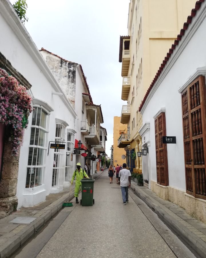 Calle colonial de colores en Cartagena, Colombia