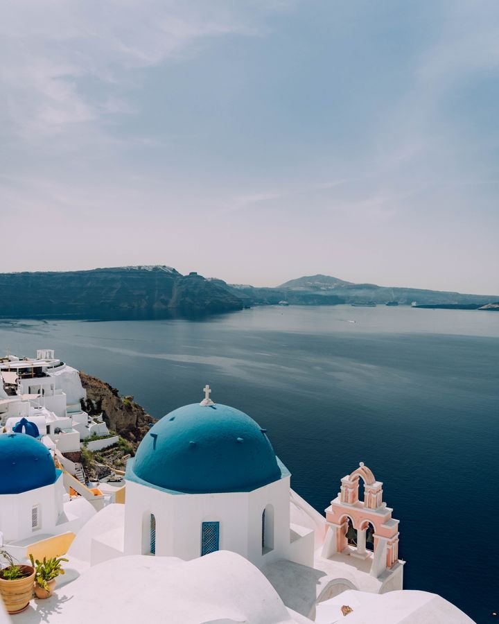 Pueblo blanco sobre el mar en Santorini, Grecia