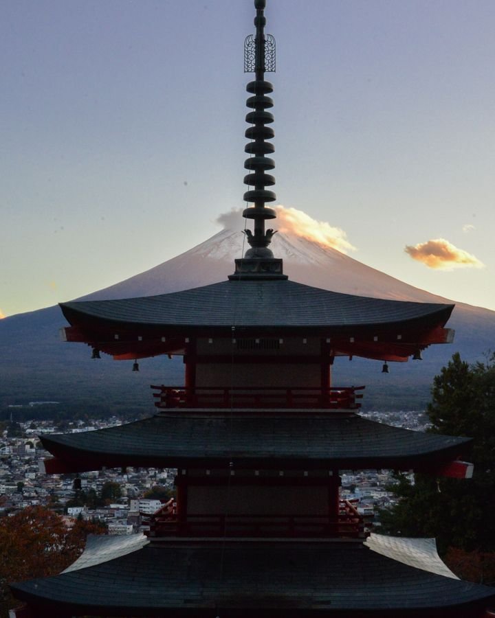 Templo japonés con el monte Fuji al fondo